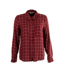 Camicia a maniche lunghe bordeaux con motivo a griglia bianca, chiusura con bottoni, colletto e taschino sul petto; realizzata in tessuto liscio.