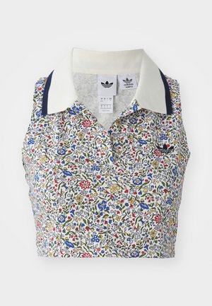 Top corto floreale con una base bianca decorata da fiori blu, rossi e gialli. Include un colletto bianco con dettagli blu scuro e un logo ricamato.