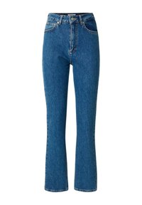 Jeans de mezclilla azul de cintura alta con corte recto, costuras en contraste, diseño de cinco bolsillos y cierre de cremallera con botón.