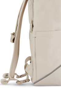 Homokszínű hátizsák, mely texturált anyagból készült, párnázott pántokkal, állítható csattokkal és egy oldalzsebbel rendelkezik, amelyen diszkrét fényvisszaverő csík található.