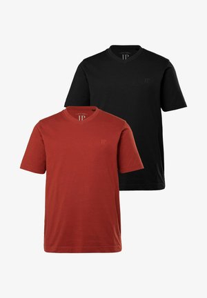 Due magliette a maniche corte con scollo a V: una nera e una rosso ruggine. Entrambe sono realizzate in cotone e presentano un logo discreto sul petto.