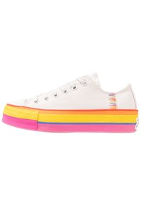 Leinenschuh mit weißem Obermaterial, ausgestattet mit einer mehrfarbigen Plattform in Pink, Gelb, Orange und Blau. Klassisches Schnürdesign.