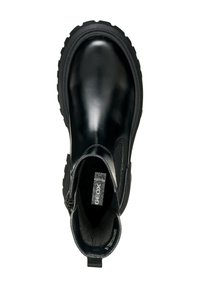 Botín negro de tobillo hecho de cuero brillante con paneles laterales elásticos, suela de goma resistente y tacón reforzado; sutil marca grabada visible.