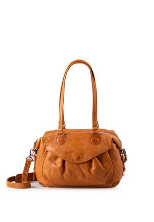 Braune Ledertasche mit doppelten oberen Griffen, Frontklappentasche mit Knopf und abnehmbarem Schulterriemen auf weißem Hintergrund.