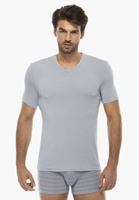 T-shirt grigio chiaro a maniche corte con scollo a V, realizzato in tessuto morbido, design aderente, texture liscia, abbinato a boxer brief a quadri grigio chiaro.