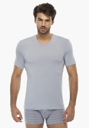 T-shirt grigio chiaro a maniche corte con scollo a V, realizzato in tessuto morbido, design aderente, texture liscia, abbinato a boxer brief a quadri grigio chiaro.