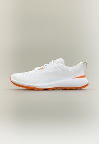 Λευκό παπούτσι τρεξίματος Puma με πορτοκαλί σόλα και λεπτομέρειες, ανθεκτικό πλέγμα στο πάνω μέρος και λευκά κορδόνια, εμφανίζεται σε πλάγια όψη σε ουδέτερο φόντο.
