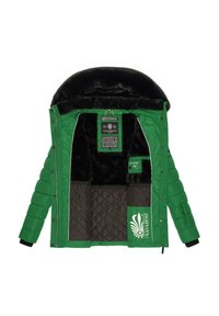 Zelená bundu s kapucňou typu puffer s čiernym umelým kožuchom. Obsahuje prešité vrecká, nášivku s logom a odnímateľnú kapucňu. Zips a patentky.