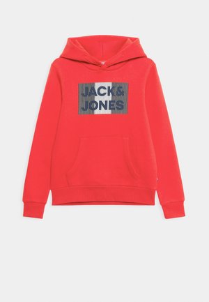 Sweat à capuche rouge avec cordon de serrage ajustable, poche kangourou à l'avant et un logo graphique en marine et blanc sur la poitrine. Tissu doux et texturé.