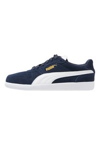 Navyblaue Wildleder-Sneaker mit weißer Gummisohle, weißen Streifen und goldfarbenen Logo-Akzenten. Verfügt über ein tiefes Design und eine traditionelle Schnürung.