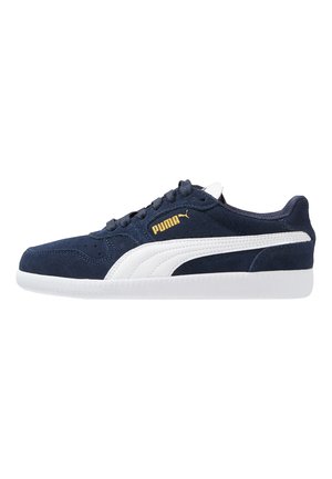 Navyblaue Wildleder-Sneaker mit weißer Gummisohle, weißen Streifen und goldfarbenen Logo-Akzenten. Verfügt über ein tiefes Design und eine traditionelle Schnürung.
