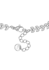 Bracciale in argento con maglie a forma di foglia, dotato di chiusura a ganascia e di una catena regolabile, con un'etichetta circolare attaccata.