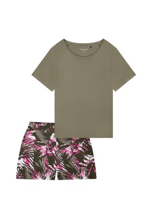 Olivově zelené tričko s kulatým výstřihem, doplněné o vícebarevné šortky s výrazným růžovým a tmavě zeleným listovým vzorem.