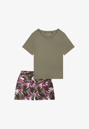 Olivengrøn t-shirt med rund halsudskæring, kombineret med multifarvede shorts med et kraftigt mønster af rosa og mørkegrønne blade.