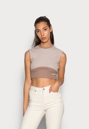 BICOLOR CROPPED RACER NECK - Top - sand
