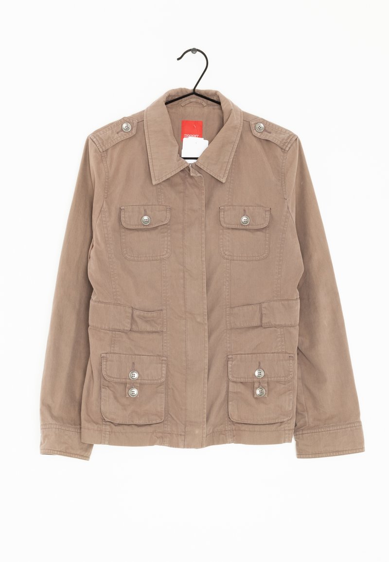 Braune Baumwolljacke mit Kragen, vier Fronttaschen, silbernen Knöpfen und einer einfarbigen Textur, die an einem schwarzen Haken vor einem weißen Hintergrund hängt.