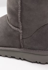 UGG CLASSIC II - Botas - grey