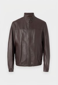 Καφέ δερμάτινο μπουφάν με γιακά τύπου stand, εμπρόσθιο φερμουάρ, ελαστικές μανσέτες και τελείωμα, σε απλό λευκό φόντο.