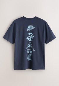 Donkerblauw T-shirt met lichtblauwe afbeeldingen: palmblad, draak, berg, Japanse tekens en koi-vis op de achterkant.