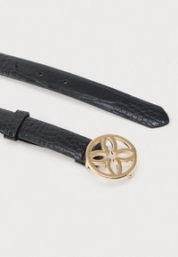 Μαύρη δερμάτινη ζώνη με υφή κροκόδειλου, με κυκλικό χρυσό αγκράφα με σχέδιο λουλουδιού. Ομαλή επιφάνεια, ρυθμιζόμενο λουράκι.