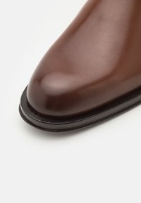 Tommy Hilfiger CORE CHELSEA - Kotníkové boty - winter cognac
