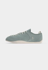 Επιλέχθηκε, cast green/deckwash white