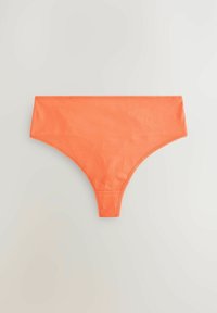 Oranje naadloze slip met een gladde textuur en brede tailleband, met een minimalistisch ontwerp zonder patronen of versieringen.