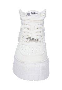 Scarpa alta bianca in pelle liscia, con punta perforata, suola spessa e testurizzata, e dettaglio del logo "Juicy" in argento sui lacci.