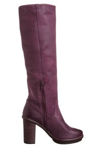 Botas de cuero morado altas con punta redondeada y tacón grueso, con cremallera lateral y textura suave.
