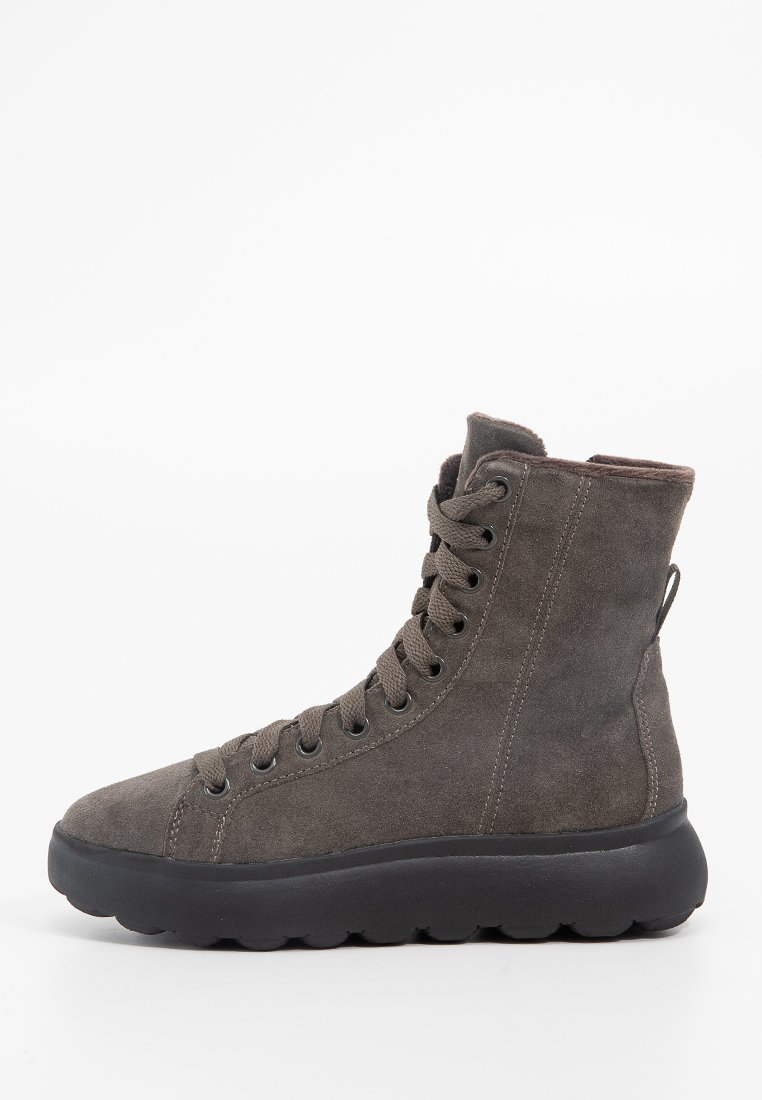 Graue Wildleder-Hochschaftstiefel mit runder Spitze, Schnürung an der Vorderseite und einer dicken Gummisohle. Verfügt über eine Zuglasche auf der Rückseite und eine glatte Textur.