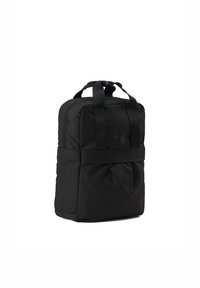 Schwarzer Stoff-Rucksack mit zwei oberen Griffen, Reißverschluss, Vordertasche und dezenten, abgerundeten Akzenten. Glatte Textur und rechteckige Form.