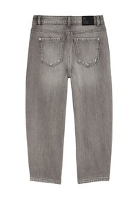 Hallid teksapüksid, millel on sirge säär, kaks tagataskut ja peen haige tooniga tekstuur. Vöökohal on nähtav brändi silt.