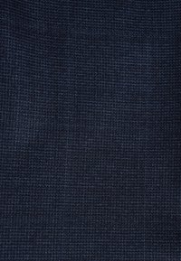 Temno modra tkanina z drobnim teksturiranim vzorcem tkanja. Ponaša se z nežnim mrežnim vzorcem v svetlejši modri barvi, ki ustvarja globino in vizualni interes.