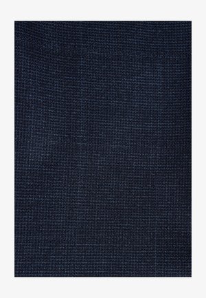 Mörkblått tyg med en fin, texturerad väv. Har ett subtilt rutnätsmönster i ljusare blått, som skapar djup och visuell intresse.