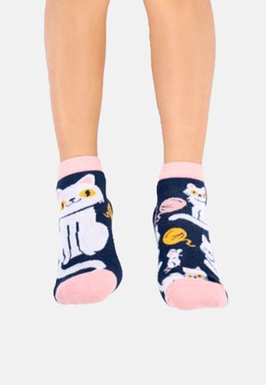 Calzini blu navy con polsini rosa, decorati con gatti bianchi e palline di lana gialla giocose; realizzati in misto cotone con una texture morbida.