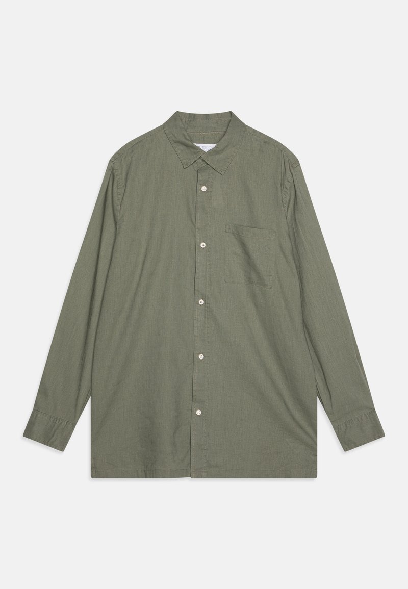 Camisa de manga longa, abotonada, em tecido verde-azeitona. Apresenta um colarinho pontudo, um único bolso no peito e botões brancos na parte da frente.