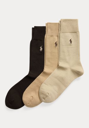 Drei gefaltete Crew-Socken in Schwarz, Beige und Hellbraun mit einem kleinen gestickten Pferd- und Reiterlogo nahe dem oberen Bündchen.