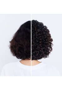 Lockigt hår, delat i två sektioner: vänstra sidan vågig, mörkbrun med subtil textur; högra sidan med tighta lockar, djupt brun med glänsande finish.