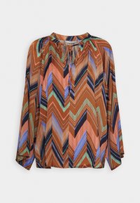 Chemisier à motif chevron marron avec des accents bleus, verts et orange. Présente un col froncé et des manches trois-quarts. Tissu léger.