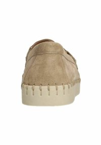 Beige suède schoen met een lage achterkant, gestikte details langs de zool en een gestructureerd oppervlak. Duurzame rubberen buitenzool voor grip.