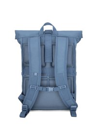 Kék, felhajtható hátizsák párnázott hálós hátrésszel, állítható pántokkal és csattos zárással. Minimalista dizájn és tartós anyag jellemzi.