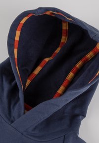 Navy-blaues Hoodie mit einem weichen Außenstoff, das innen in der Kapuze mit einem kontrastierenden rot-gelben Streifen gefüttert ist.