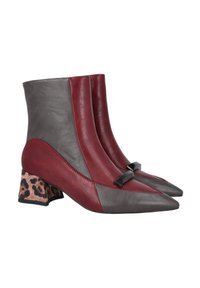 Botas de cuero hasta el tobillo en gris y burdeos con puntera afilada, decoradas con un lazo negro y un acento de estampado de leopardo en el tacón ancho.