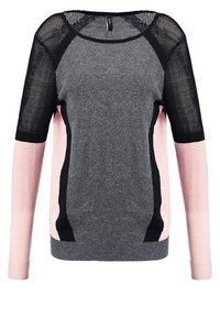 Grå tröja med svarta nätärmar, rosa detaljer och svart bas. Har en rund halsringning och ribbad fåll, vilket ger ett texturerat utseende.