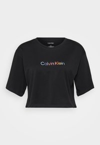 Svart kortärmad t-shirt i bomull med rund halsringning. Framsidan pryds av en flerfärgad "Calvin Klein"-logotyp.
