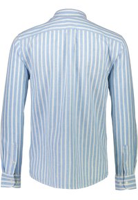 Camisa de manga larga a rayas en azul claro y blanco. Fabricada con una tela ligera, cuenta con un cuello estándar y puños abotonados. Bajo curvado.