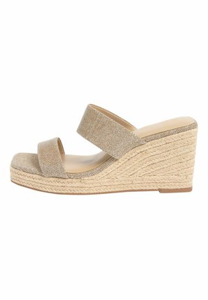 Sandale compensée avec une tige en tissu beige et deux larges brides. Talon en jute avec une finition texturée et une semelle intérieure beige lisse. Semelle plate.