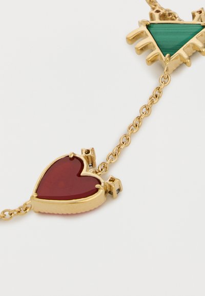 Βραχιόλι από χρυσή αλυσίδα με κόκκινα σμάλτα σε σχήμα καρδιάς και πράσινα σμάλτα σε σχήμα τριγώνου, συνδεδεμένα με μικρούς χρυσούς κρίκους σε λευκό φόντο.
