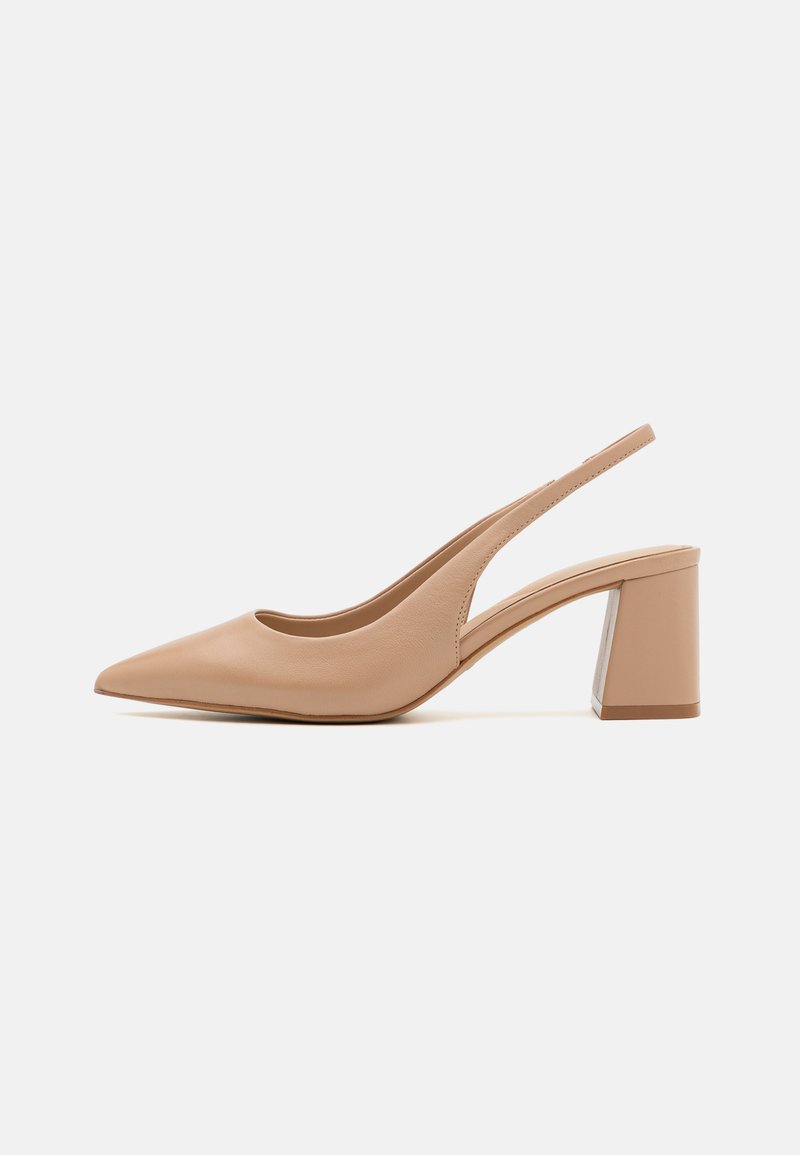 Beige korkeilla koroilla oleva slingback-kengä, jossa on teräväkärkinen muoto, sileä nahkapinta ja kirkas lohkokorko. Yksinkertainen muotoilu, jossa on leikattu sivu.