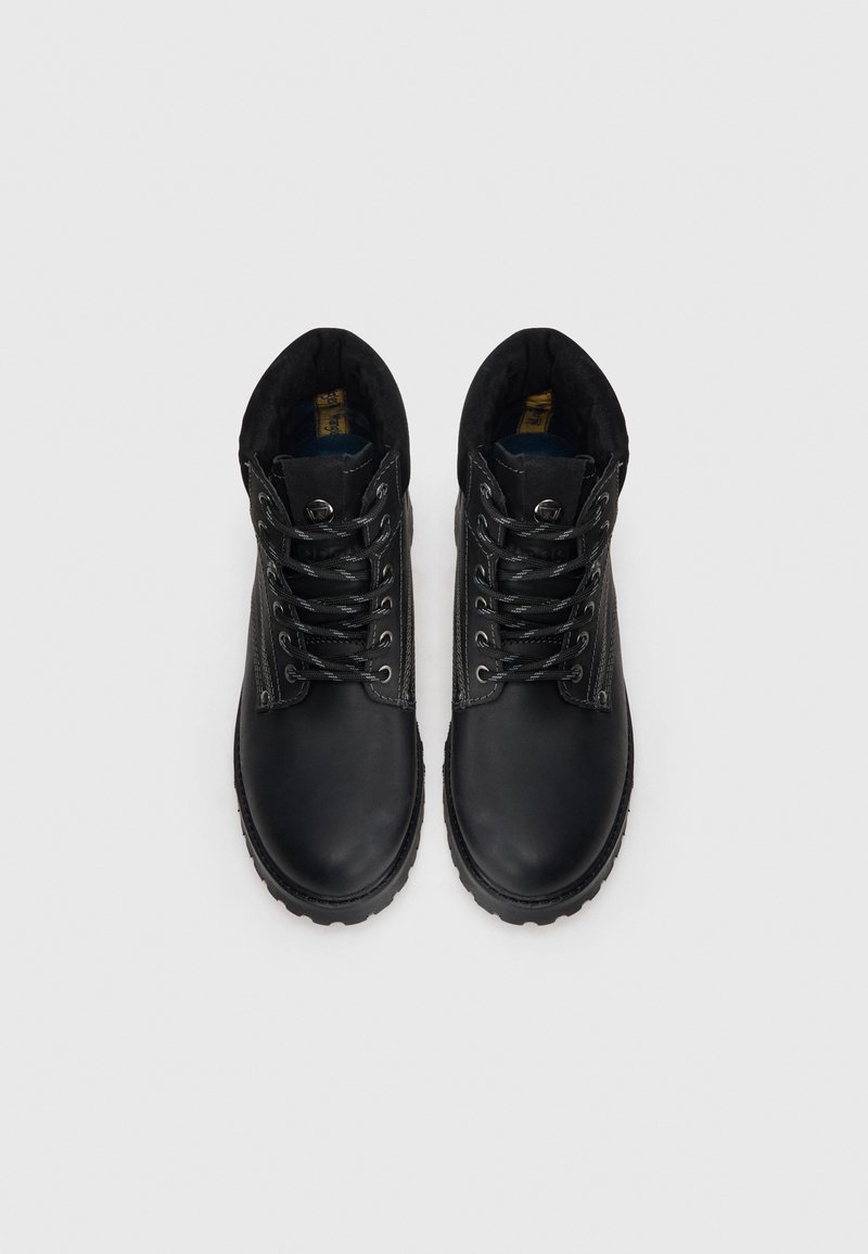 Botas de cuero negro con un acabado suave, cuello acolchado y ojales de metal, con cordones negros y suelas de goma texturizada.